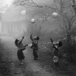 Hmong-children-playing-with-balloons