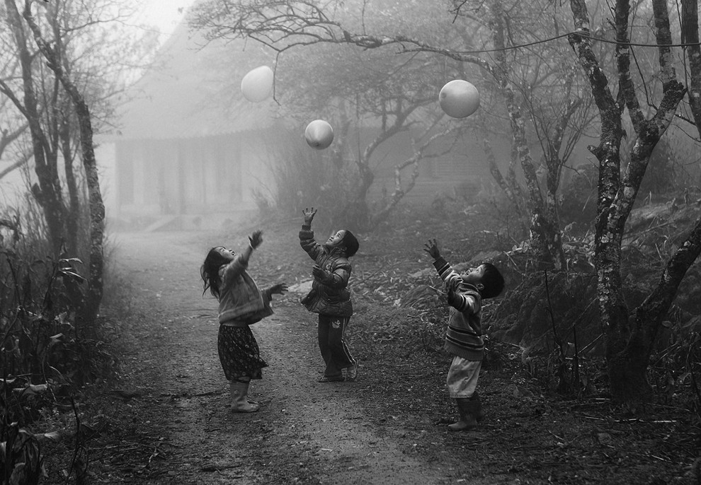 Hmong-children-playing-with-balloons